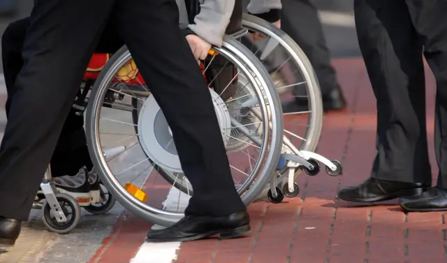 شخص على كرسي متحرك، صورة تعبيرية