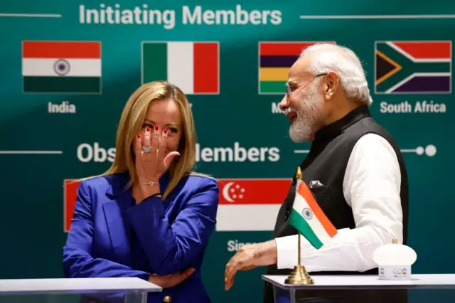 மோதி, மெலோனி