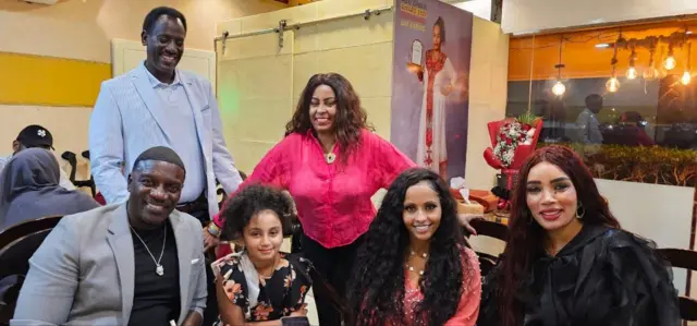 ሳራ አራዲ ከደንበኞቿ ጋር