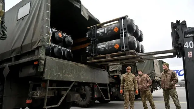 Українські військовослужбовці завантажують вантажівку з переносними протитанковими ракетами FGM-148 Javelin американського виробництва, наданими США Україні, в київському аеропорту Бориспіль