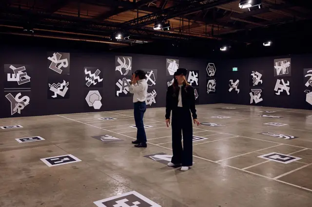 Visitantes comparecem à exposição imersiva "A Lenda do Titanic" em 8 de maio de 2025 em Munique, Alemanha