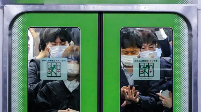 ٹوکیو سب وے ٹرینیں دن کے مخصوص اوقات میں بھرتی ہیں۔