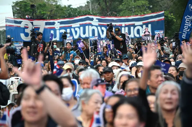 ဖုန်ကျန်ထိုင်းပါတီ လူထုစုဝေးပွဲမှာ ထိုင်းအလံတွေ ဝှေ့ယမ်းပြနေတဲ့ မြင်ရတဲ့လူအုပ်ကြီး