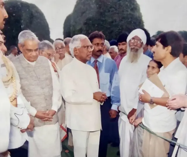  ਤਤਕਾਲੀ ਰਾਸ਼ਟਰਪਤੀ ਕੇ.ਆਰ. ਨਾਰਾਇਣਨ, ਤਤਕਾਲੀ ਪ੍ਰਧਾਨ ਮੰਤਰੀ ਅਟਲ ਬਿਹਾਰੀ ਵਾਜਪਾਈ ਕੌਲ ਪਰਿਵਾਰ ਨਾਲ