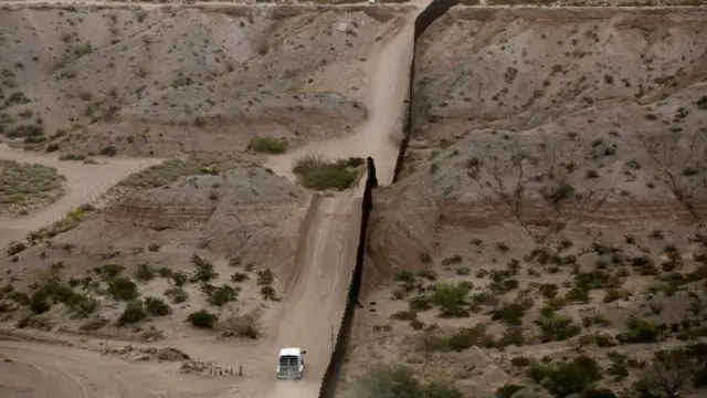 Patrulla fronteriza en el camino