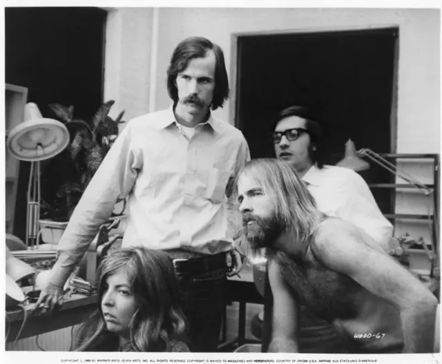 Режиссер фильма "Вудсток" Майкл Уодлей (с голым торсом), на заднем плане Мартин Скорсезе (в очках), перед монтажным столом в будущем постоянный монтажер Скорсезе Director Michael Wadleigh (shirtless), editors Тельма Шунмейкер на Вудстокском фестивале 16 августа 1969 г.