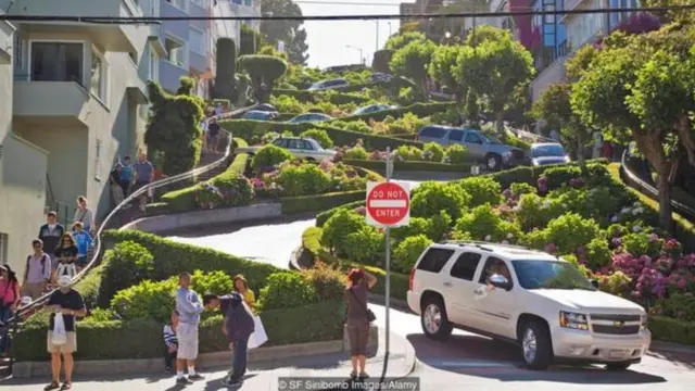 Cư dân ở San Francisco đã phàn nàn về việc khách du lịch tự chụp ảnh và đứng đầy trên đường Lombard