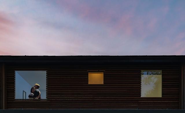 Casal abraçado dentrowww blaze apostasapartamento