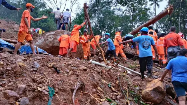இடுக்கி மாவட்டத்தில் நிலைச்சரிக்கு பின் நடக்கும் மீட்பு பணிகளில் ஈடுபட்டுள்ள தேசிய பேரிடர் மேலாண்மை படையினர்.