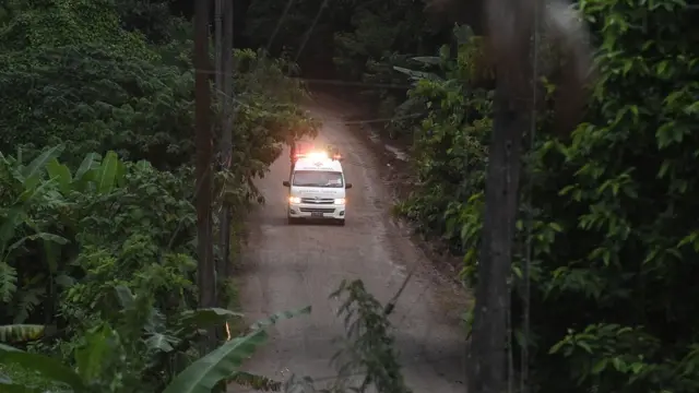 Ambulância deixando área do parque neste domingo