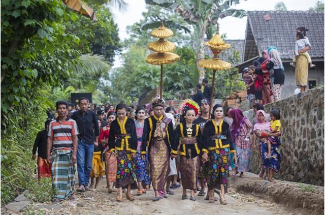 许多印度尼西亚人继续说当地语言，部分原因是为了表达自身的文化自豪感（图为身穿传统服装的印尼龙目岛迎亲队伍）。
