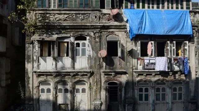 मुंबई के भिंडी बाज़ार इलाके की एक जर्जर इमारत