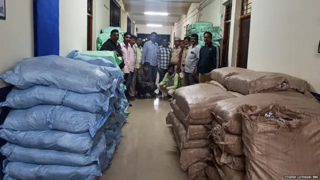 गुटखा जप्त करताना पोलीस अधिकारी