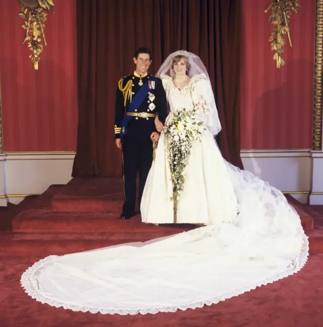 Diana vestida de noiva ao lado de Charles