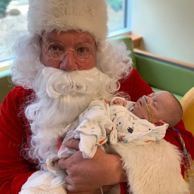 Connor com Papai Noel, no Nataljogos renda extra2018