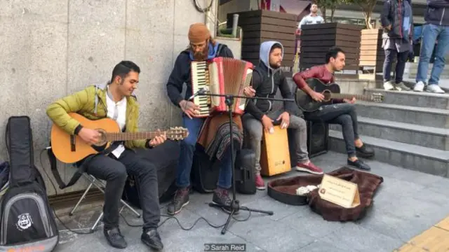 페르시안 문화엔 따스함이 깃들어있다. 길거리에 버스커들조차 행인들 중 필요한 사람에게 자신들의 수익을 양보한다
