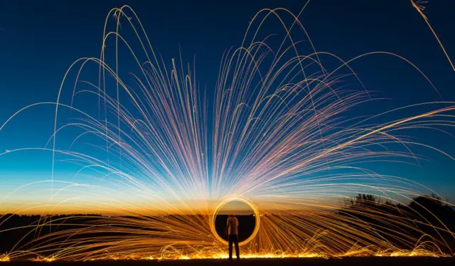 Hombre con muchas luces