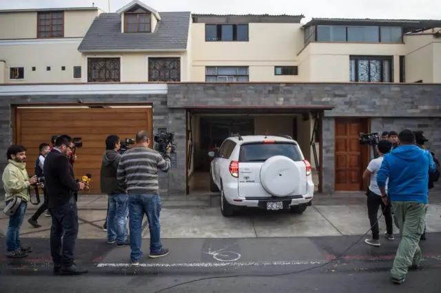 Periodistas fuera de la residencia de Humala y Heredia en Lima.