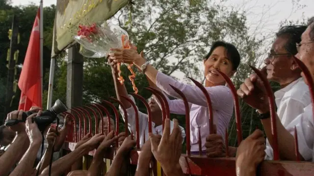 Kundi kubwa la watu lilimsalimia Aung San Suu Kyi alipoachiliwa kutoka katika kifungo cha nyumbani 2010