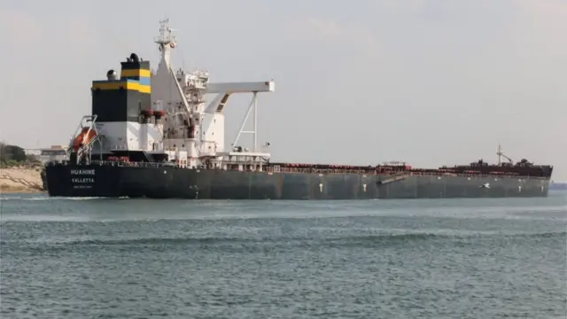 حدى السفن تبحر في قناة السويس بعد نجاح جهود تعويم السفينة وفتح الطريق أمام حركة الملاحة