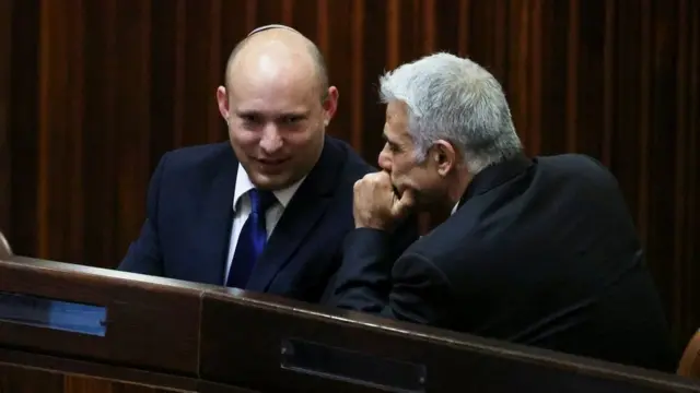 ઇઝરાયલની સંસદમાં વાત કરી રહેલા નેફ્ટાલી બેનેટ (ડાબે) અને યેર લેપિડ