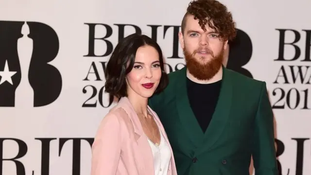 جاكار مع خطيبته سارة العبدي