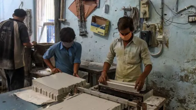 કામ કરતાં કારીગરો