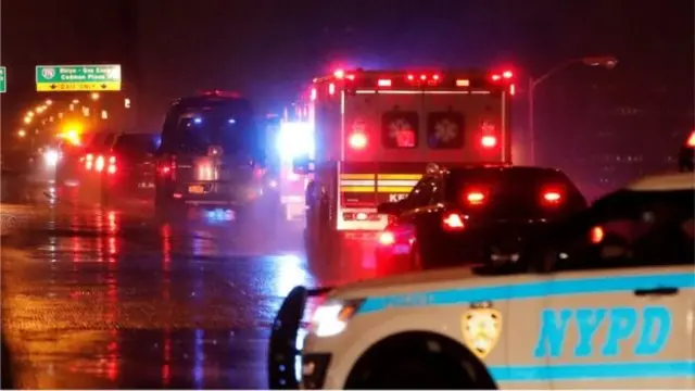 為了保證陪審團成員的安全，他們全程由武警護送。