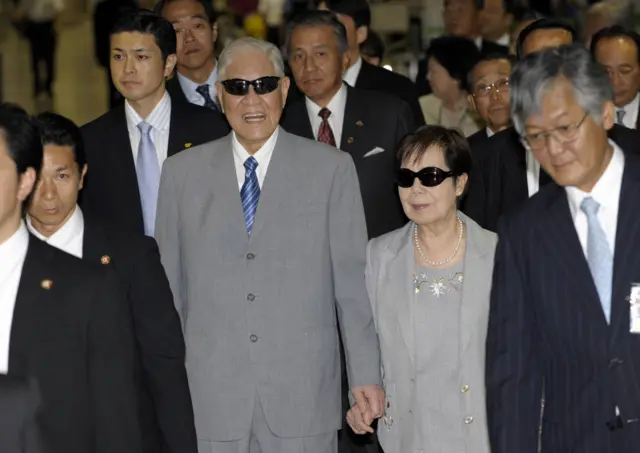 李登辉与夫人曾文惠在东京成田机场(4/9/2009)