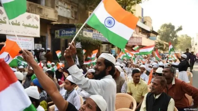 ਤਿਰੰਗੇ ਲਹਿਰਾ ਰਹੇ ਮੁਸਲਮਾਨ ਭਾਈਚਾਰੇ ਦੇ ਲੋਕ