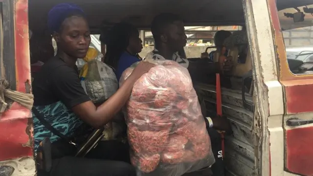 Woman dey pack pepper