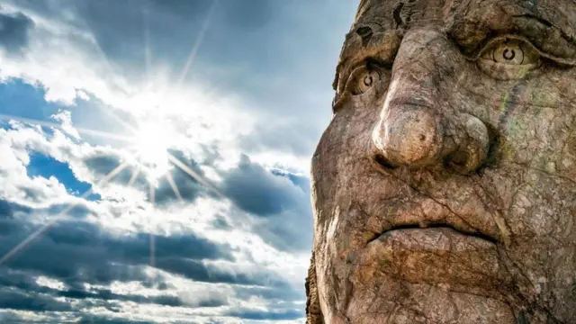 La escultura de la cara de Caballo Loco