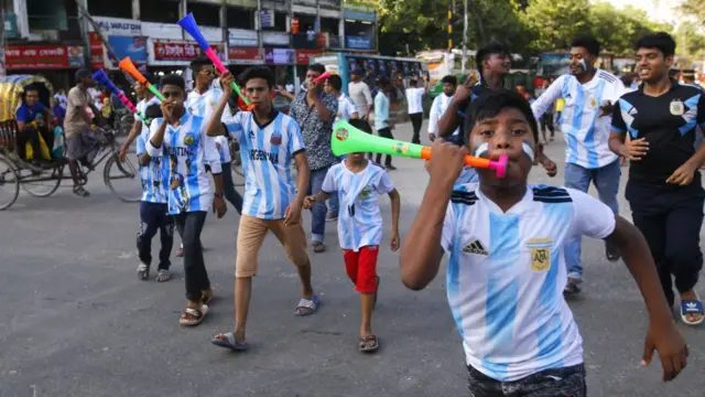 Torcedores com a camisa da seleção argentina na Copalima sport2018: paixão começou no Mundiallima sport86