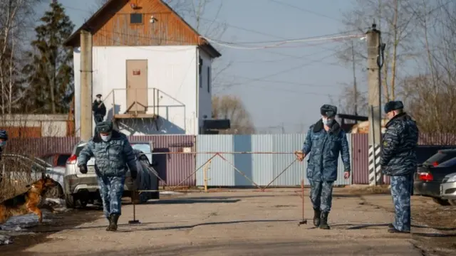 કેટલાક લોકો માને છે કે રાજકીય કારણોસર એલેક્સીને સજા ફટકારવામાં આવી છે.