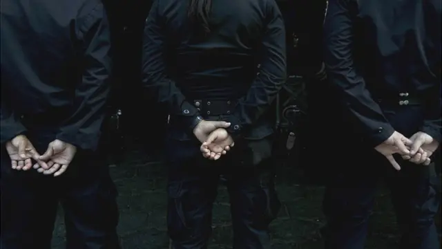 Policías en el entierro de uno de sus compañeros.