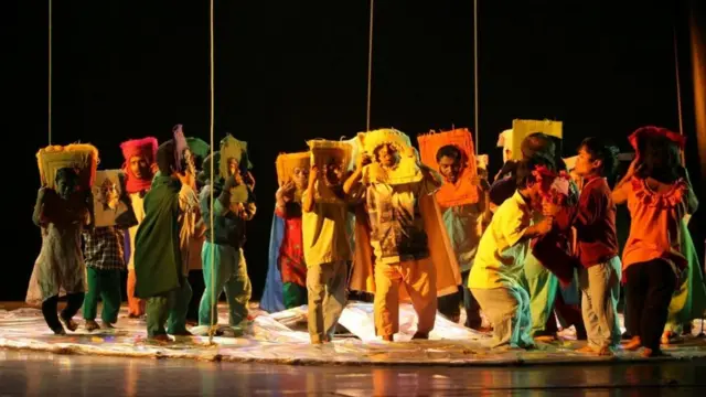 दापून : द मिरर के कलाकार नाटक करते हुए.