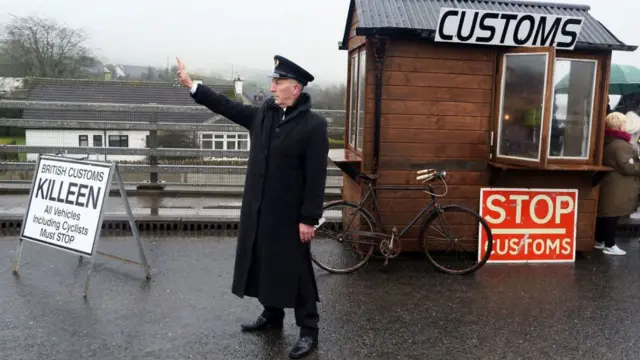 Демонстранты протестуют против пограничного контроля в Ирландии