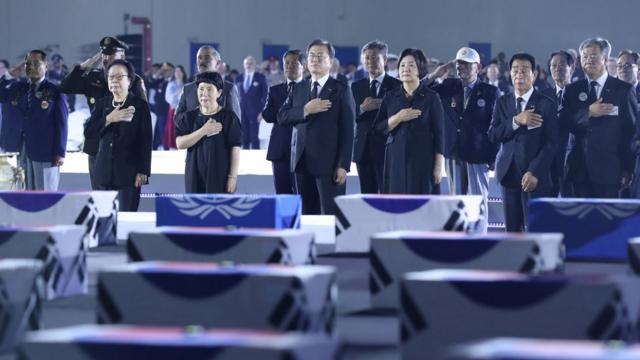 2020年6月25日，韩国总统文在寅席某朝鲜战争纪念活动，向在朝鲜战争中阵亡的韩国士兵遗体致敬