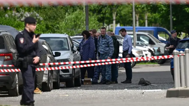 Investigadores recaban pistas sobre los ataques con drones.