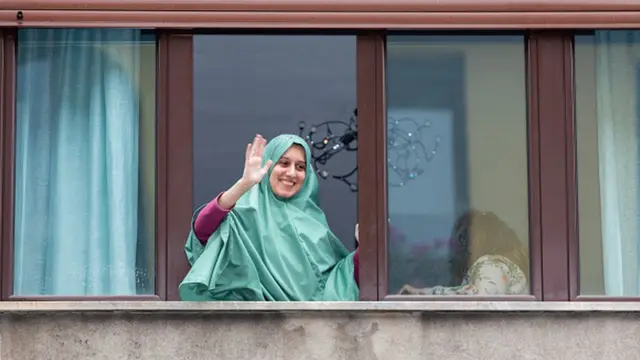 Silvia Romano oo dalkeeda di ugu laabatay ka dib markii muddo afduub loogu heystay Soomaaliya. November 2018 ayaa laga afduubay Kenya, waxaana tan iyo markaasi lagu haystay gudaha Soomaaliya.