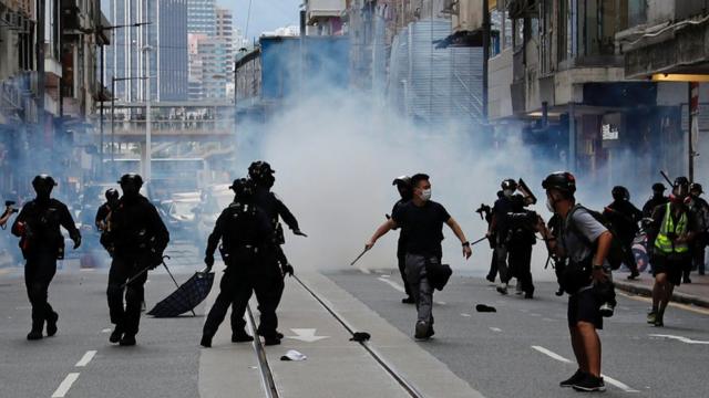 香港警察在催泪瓦斯烟雾中追捕示威者（1/7/2020）