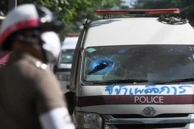 รถตู้ตำรวจได้รับความเสียหายหลังเหตุปะทะที่แยกเกียกกายและหน้ารัฐสภา