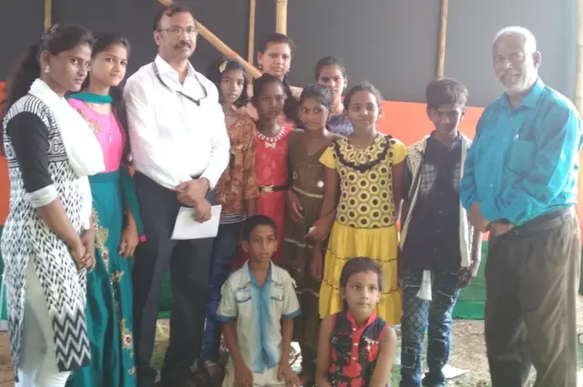 చిన్నారులతో ప్రకాశరావు