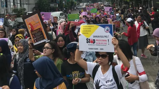 Setidaknya 2000 orang meriahkan pawai ratusan meter penghapusan kekerasan seksual