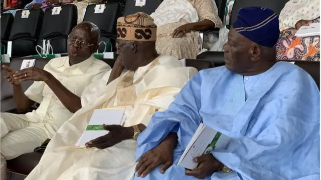 APC National Chairmo Adams Oshiomole, APC Leaders Bola Tinubu and Bisi Akande all of dem show for di inauguration.