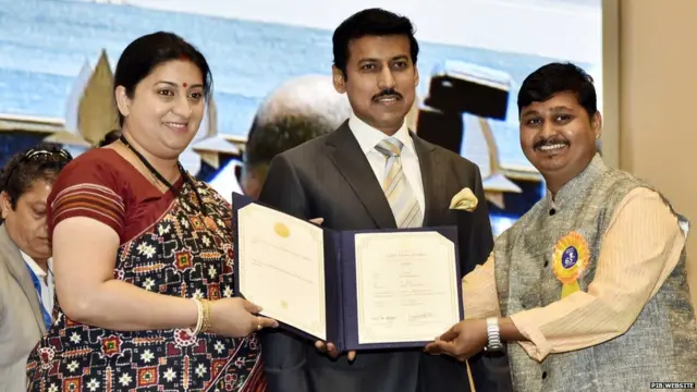 स्मृती इराणींच्या हस्ते भर दुपारी या नॉन-फीचर फिल्मसाठी पुरस्कार स्वीकारताना स्वप्नील कपुरे