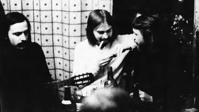 Виктор Коваль в центре (в белом), слева с гитарой - Андрей Липский, Москва 1975 г. (дома у Зиновия Зиника)