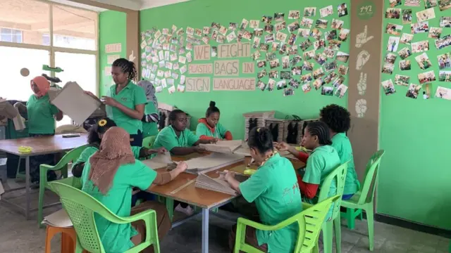 ኣባላት ትካል ተኪ ኣብ ስራሕ