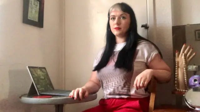 ታራ ሁድሶን ካብ ካብቲ ኣብ ገዛ ኮይና ትሰርሓሉ ቤት ጽሕፈታ