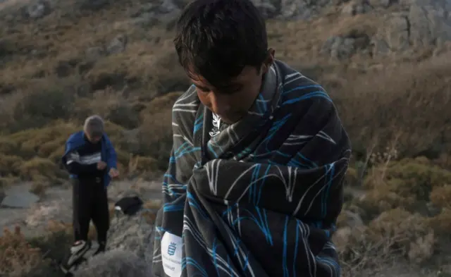 トルコから海を渡ってギリシャにたどり着いたばかりのアフガニスタン人の移民（今月10日）